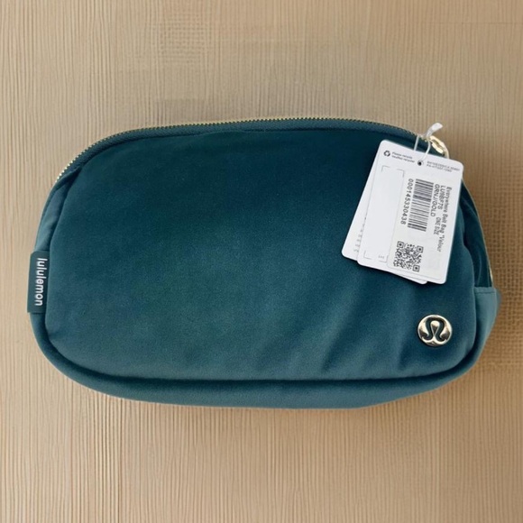 LULULEMON Everywhere Belt Bag JASPER GREEN/GOLD VELOUR 1L RARE TIK TOK Famous - Picture 4 of 14